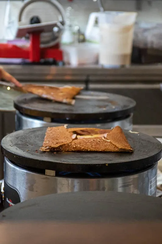 Galette en cours de cuisson sur le billig en cuisine