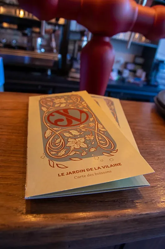 La carte du Jardin de la Vilaine, à la couverture illustrée, posée sur une table