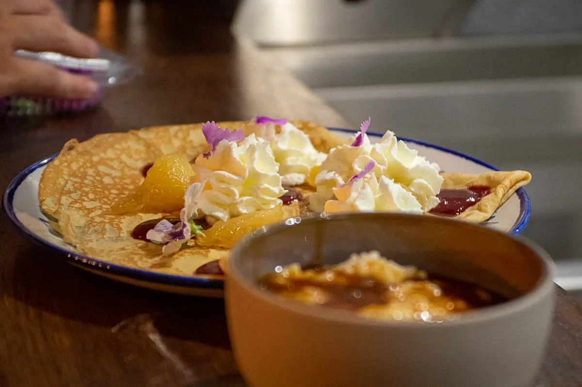 Crêpe à la chantilly accompagnée d’un pot de caramel beurre salé