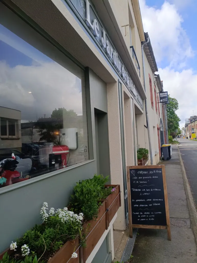 Devanture du restaurant, jardinières fleuries et ardoise du jour