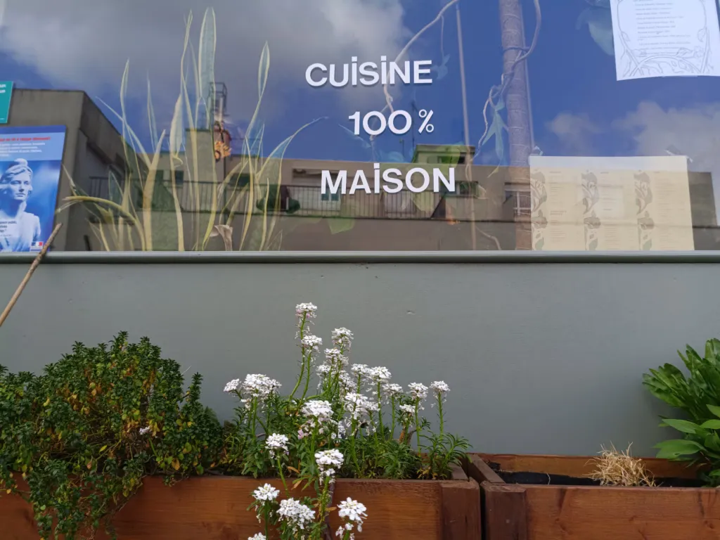 Mur extérieur portant la mention Cuisine 100 % maison