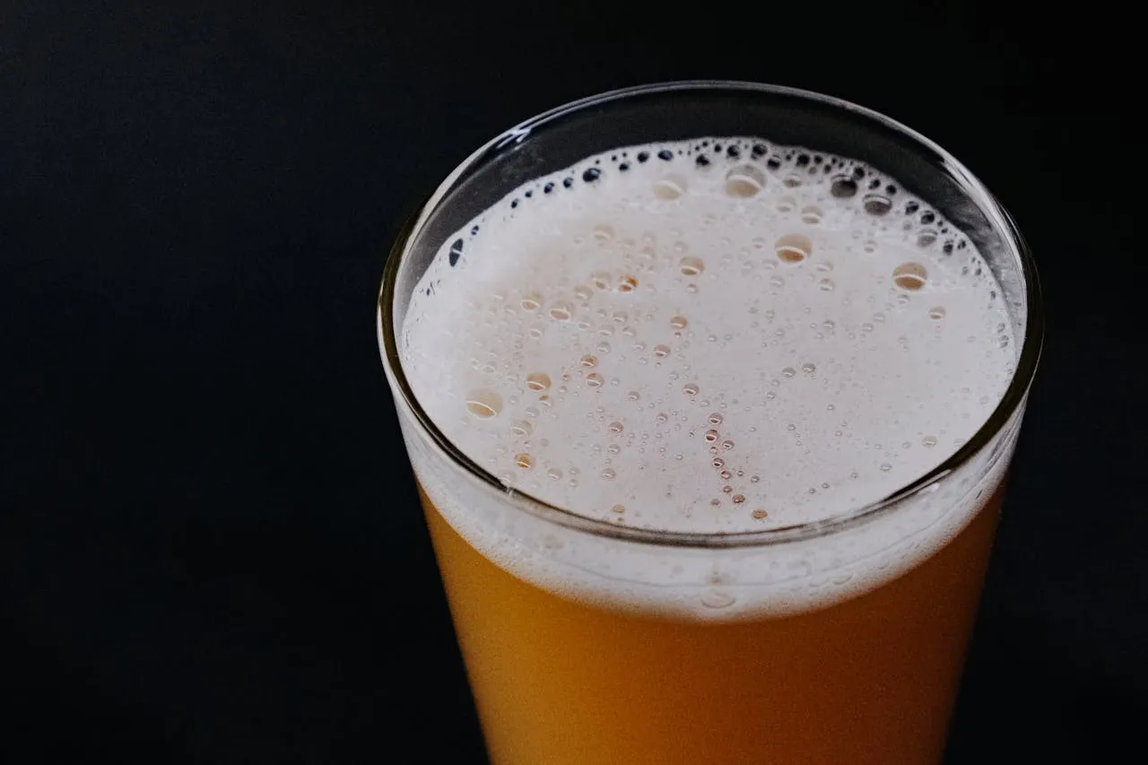 Verre de bière blonde à la mousse épaisse