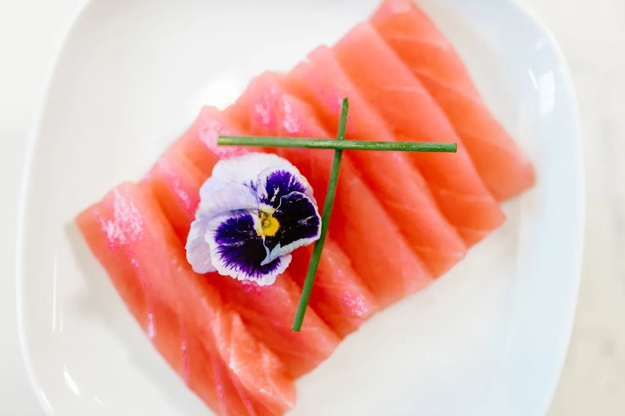 Assiette de saumon décorée d'une fleur comestible