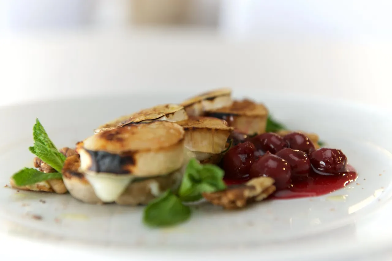 Assiette de chèvre chaud et compotée de fruits rouges