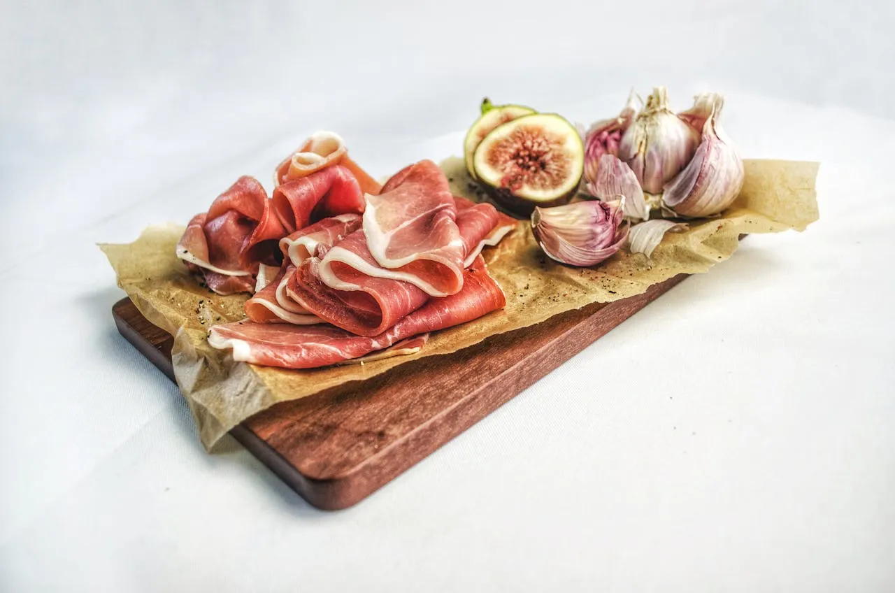 Planche de charcuterie, figues et ail