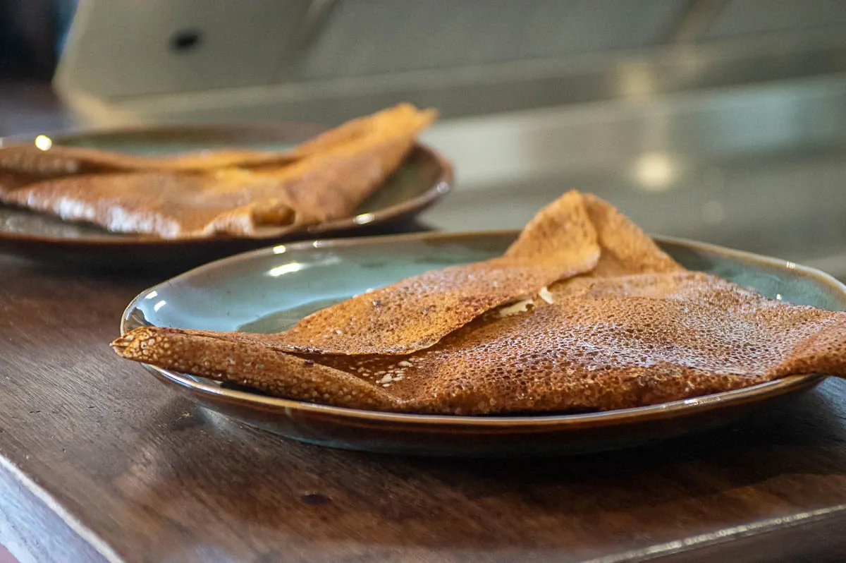 Galette de blé noir pliée dans une assiette