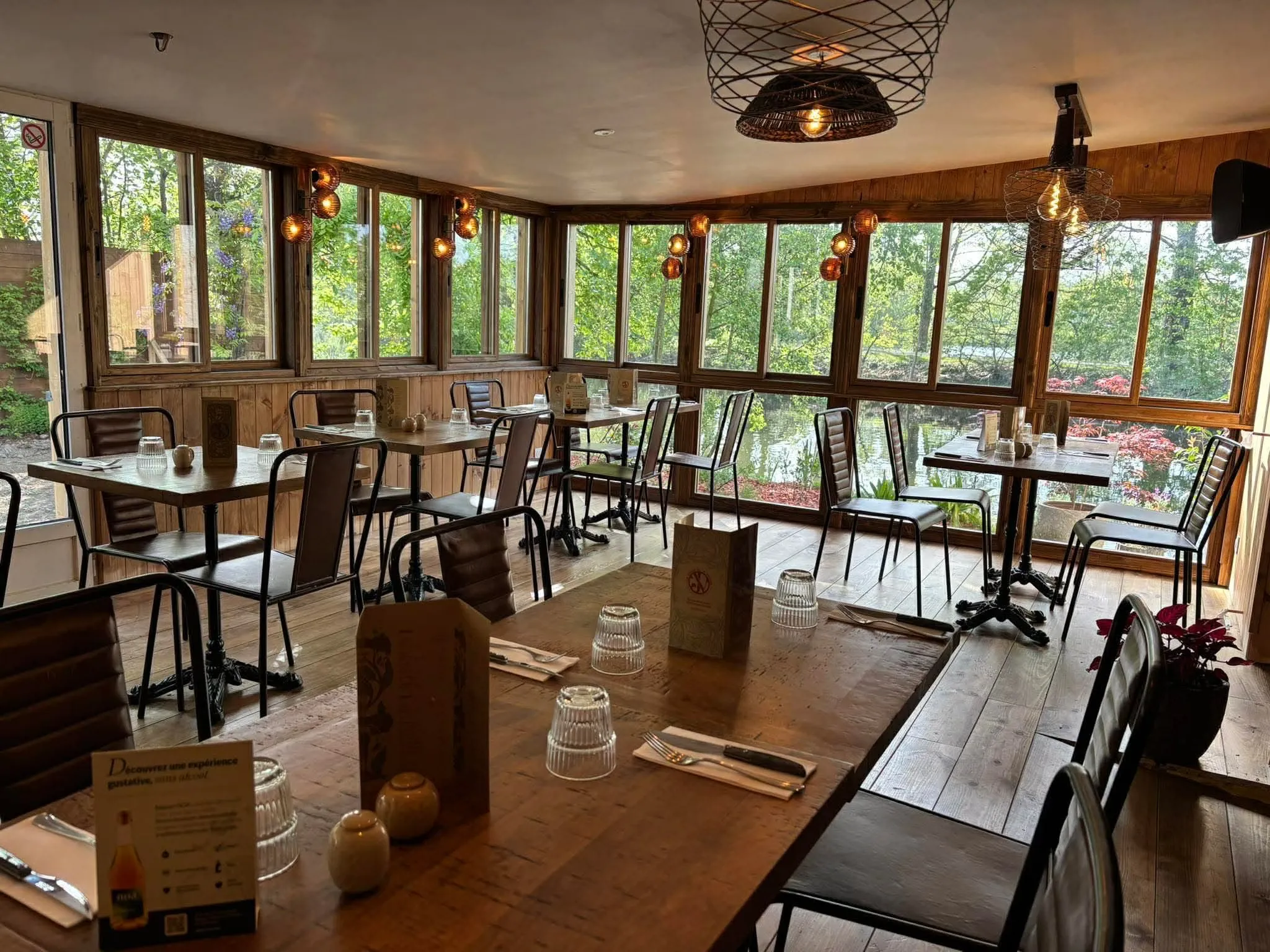 Tables de la véranda face à la Vilaine